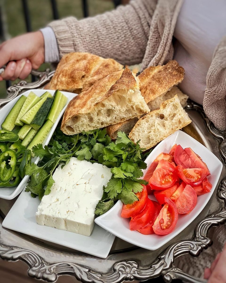 Осетинские пироги, сыр и свежие овощи