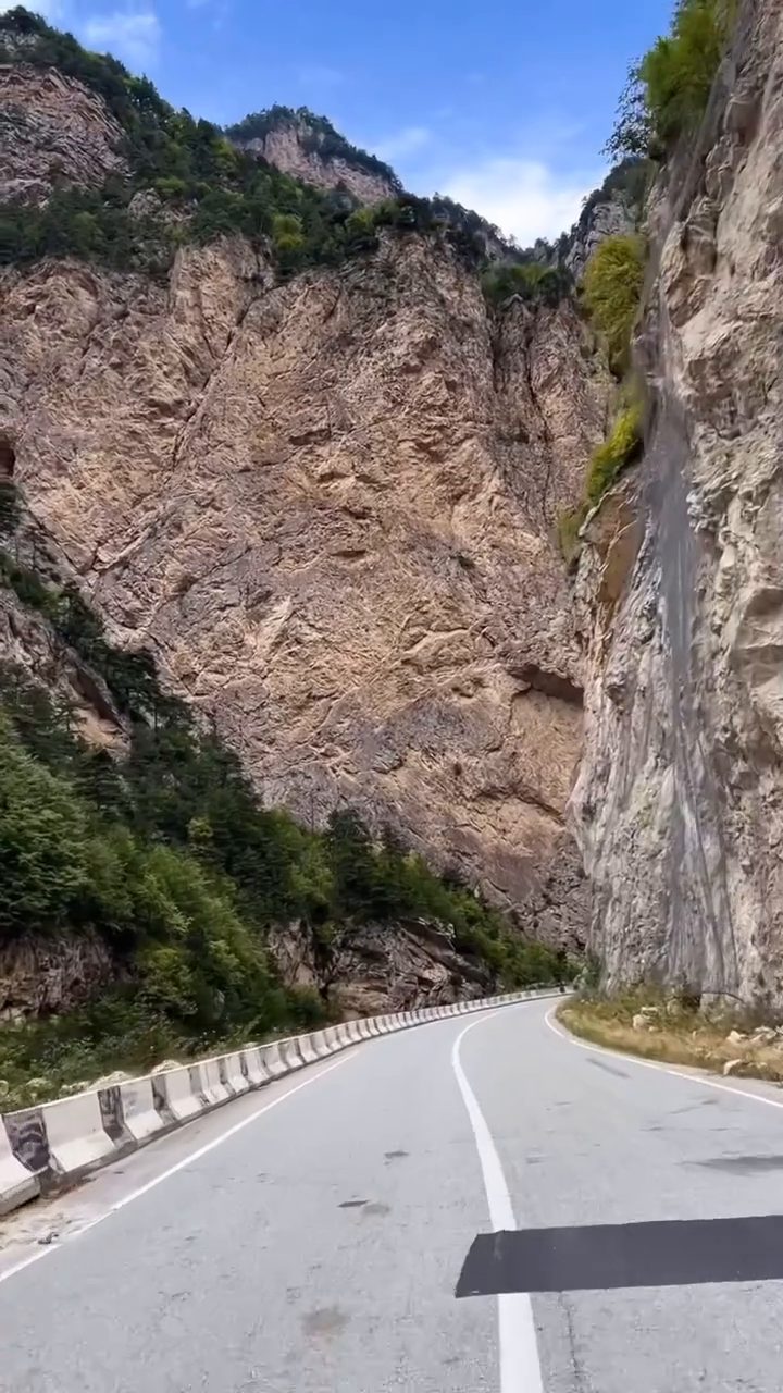 Нарезка: дорога в ущелье, внедорожники на лугу, конь, горная река